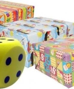 Merkloos Sinterklaas Spel Gele Dobbelsteen En 3x Inpakpapier Rollen - Pakjesavond Sinterklaasspel Dobbelstenen En Cadeaupapier Set 9 Merkloos Sinterklaas Spel Gele Dobbelsteen En 3x Inpakpapier Rollen - Pakjesavond Sinterklaasspel Dobbelstenen En Cadeaupapier Set -Dobbel Spellen Winkel 550x305