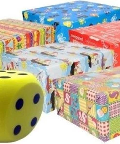 Bellatio Decorations Sinterklaas Spel Gele Dobbelsteen En 12x Inpakpapier Rollen - Pakjesavond Sinterklaasspel Dobbelstenen En Cadeaupapier Set -Dobbel Spellen Winkel 550x350 3