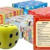 Bellatio Decorations Sinterklaas Spel Gele Dobbelsteen En 12x Inpakpapier Rollen - Pakjesavond Sinterklaasspel Dobbelstenen En Cadeaupapier Set
