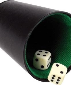 Djeals.nl Yahtzee + Dobbelsteenbak + Kaartenset - Dobbelset - Dobbelbak - Pokerpiste - Pitjesbak - Dobbelspel/Gezelschapsspel Voor Kinderen/Volwassenen - Dobbelstenen - Spel - Kunstleer -Dobbel Spellen Winkel 550x486 2