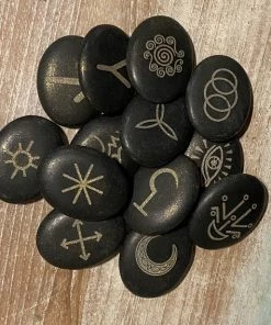 Mooi&Magisch Witches Runes | Heksen Runen | Mooi & Magisch | Basalt Orakelstenen -Dobbel Spellen Winkel 550x568 1