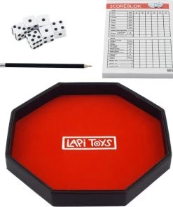 Lapi Toys - Het Dobbelspel - Yahtzee - Yatzee - Dobbel - Dobbelbord - Gezelschapsspel Voor Volwassenen En Kinderen - Dobbelpiste - Dobbelsteenbak - Rolling Tray - Pitjesbak - Met Dobbelstenen Set, Yahtzee Scoreblok, Dobbelbak En Potloden - Rood