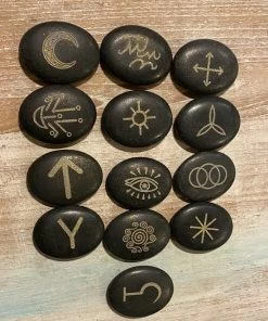 Mooi&Magisch Witches Runes | Heksen Runen | Mooi & Magisch | Basalt Orakelstenen -Dobbel Spellen Winkel 550x687 1